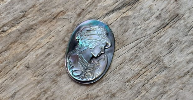 Cabochon camee sidef, doamna cu palarie - 30x22 mm