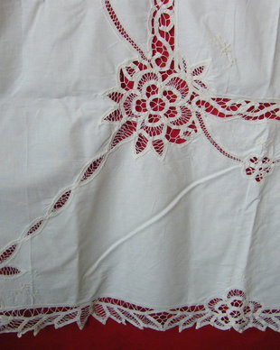 Fata de masa cu dantela si broderie
