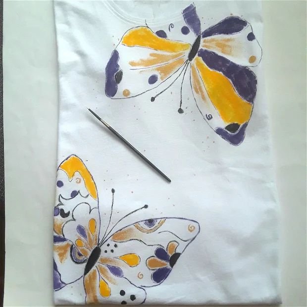 Tricou alb pictat cu fluturi colorati