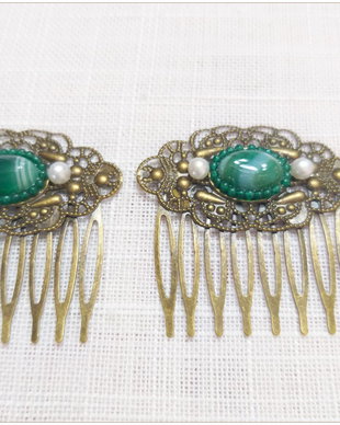PIEPTENI DE BRONZ CU AGATE VERZI SI PERLE ALBE DE CULTURA
