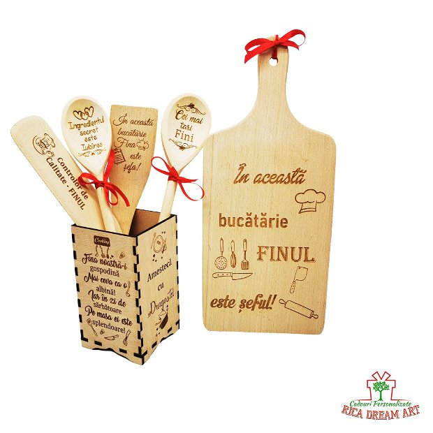 Set de bucatarie personalizat "Cei mai tari fini", 6 piese - Tocator, linguri si spatule in cutie suport din lemn