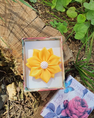 Brosa floare textila, Bijuterie statement