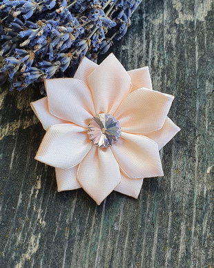 Brosa floare de saten cu cristal Swarovski