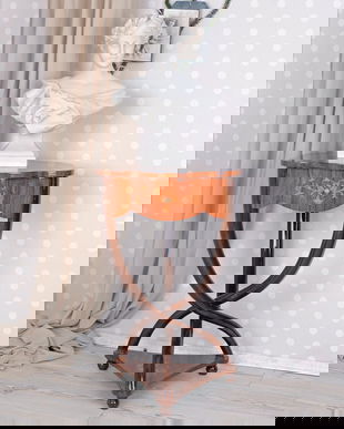 Comoda din lemn masiv furniruit cu un model deosebit