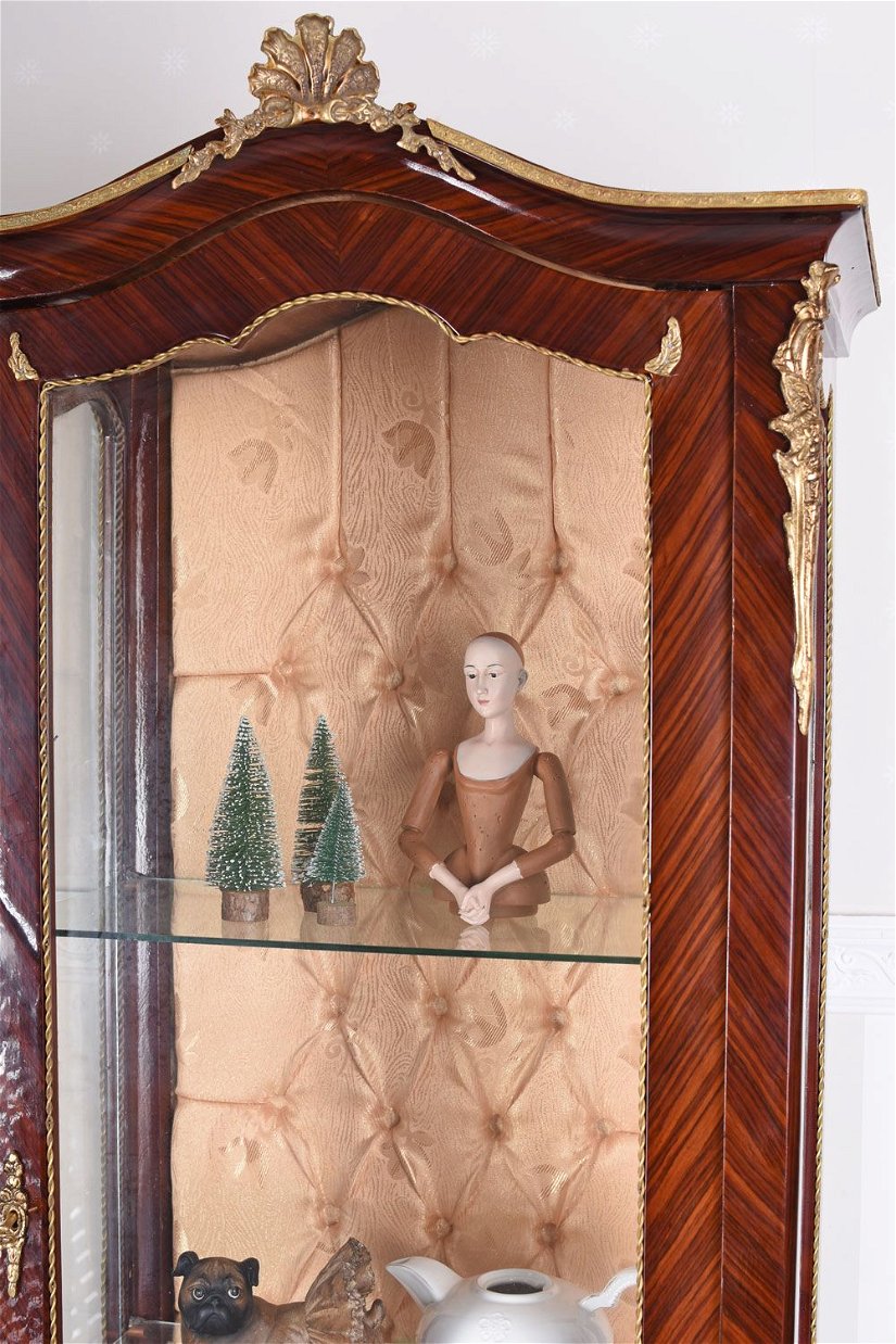 Vitrina baroc din lemn masiv furniruit cu decoratiuni din alama