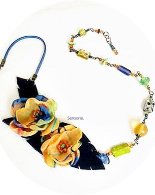 colier floral galben albastru verde
