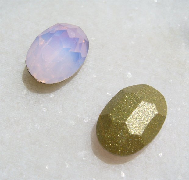 Cabochon oval din sticla - "pink opal" aprox 14x10 mm