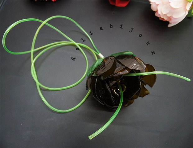 Colier handmade unicat - plastic reciclat - floare (cod650)