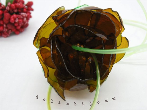 Colier handmade unicat - plastic reciclat - floare (cod650)