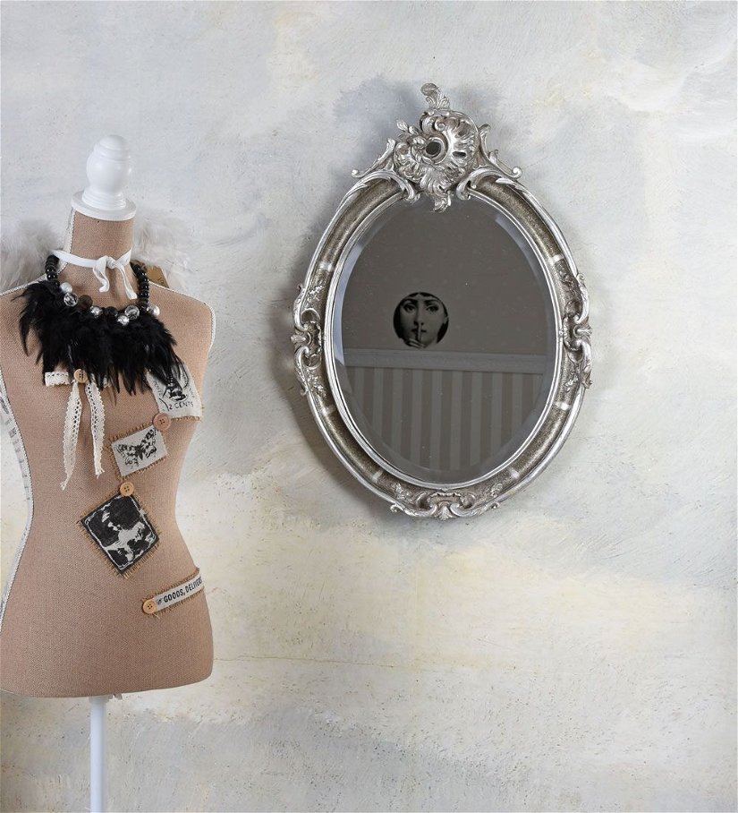 Oglinda argintie cu decoratiuni deosebite