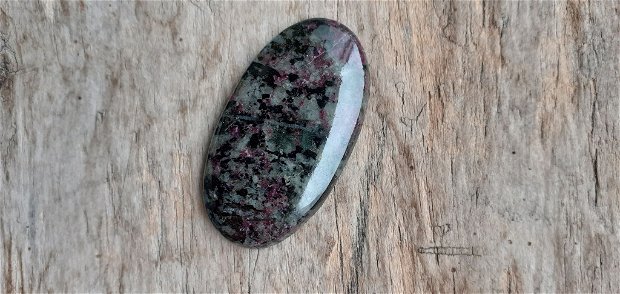 Cabochon eudialit, 43x25 mm
