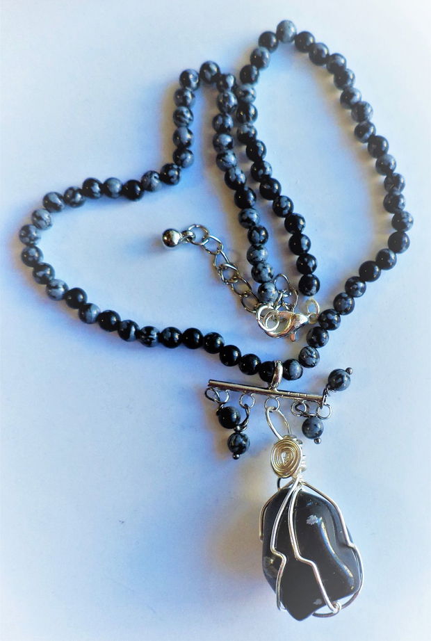 Colier handmade din margele de obsidian fulg de nea