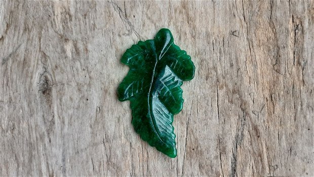 Pandantiv frunza jad sculptat, 45x27 mm