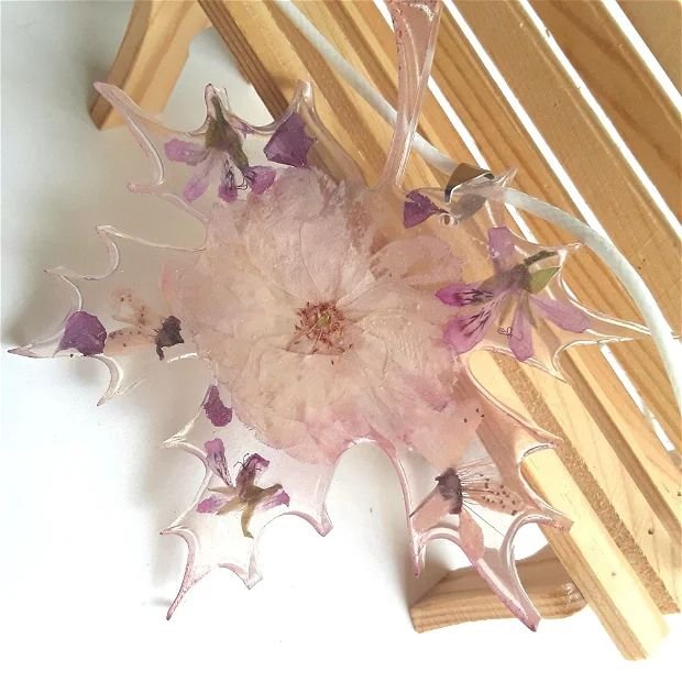 Colier cu pandantiv statement din rasina si flori de cires japonez