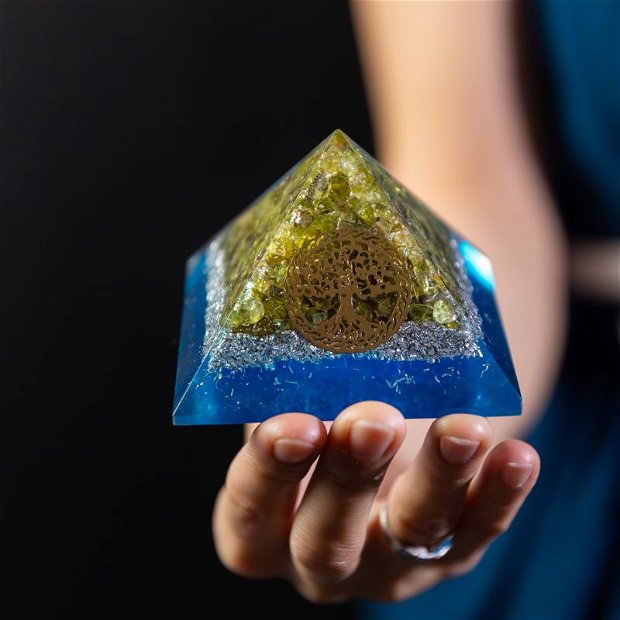 Piramida Orgonica Debbie Din Cristale De Peridot Cu Simbol Copacul Vietii