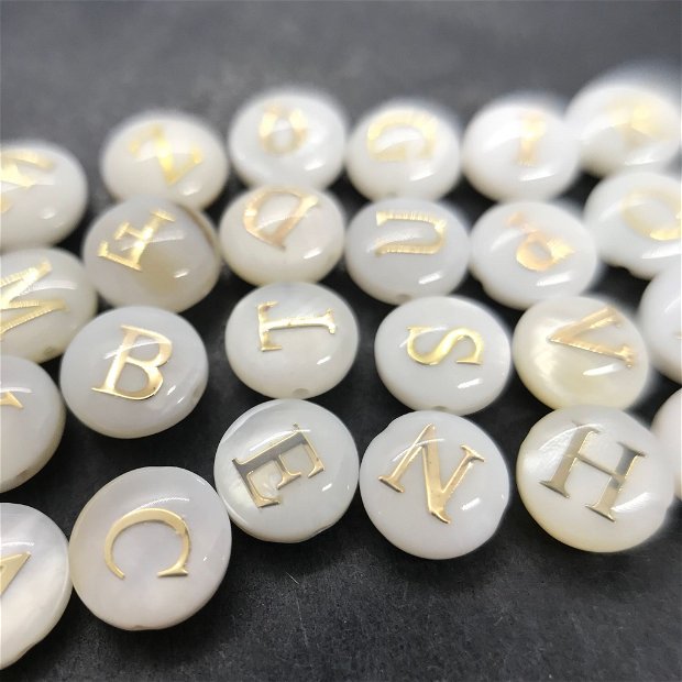 BD-SHEL-AZ/Margele rotunde din sidef de scoica ornamentate cu litere din alama aurii, de la A~Z  - 1 buc