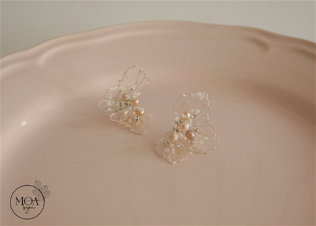 Cercei florali SASHA cu petale transparente, perle de cultura si cristale