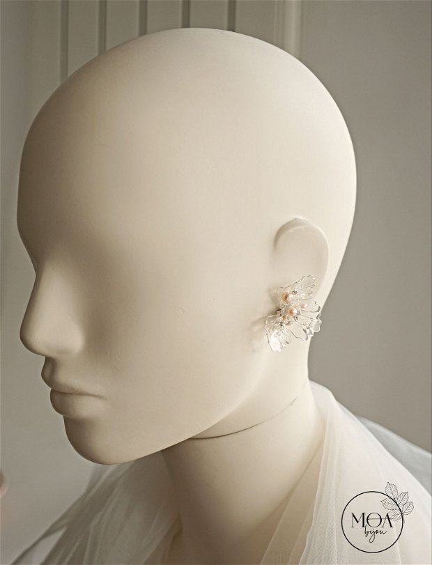 Cercei florali SASHA cu petale transparente, perle de cultura si cristale