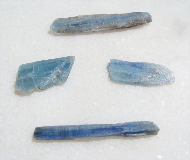 Lot de Kianit albastru brut (4 bucati) aprox 2.5-4x5-11x25-40 mm