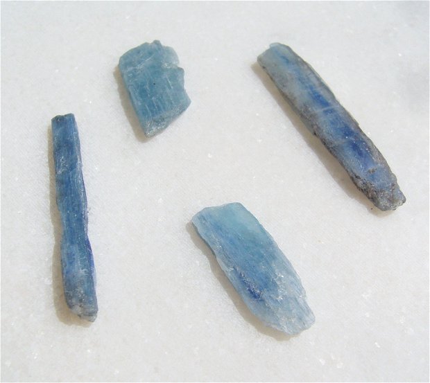 Lot de Kianit albastru brut (4 bucati) aprox 2.5-4x5-11x25-40 mm