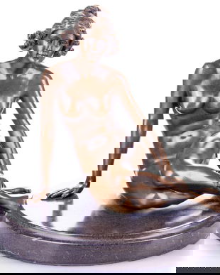 Femeie- statueta erotica pe soclu din marmura