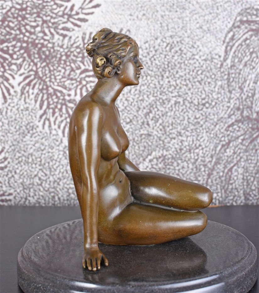 Femeie- statueta erotica pe soclu din marmura