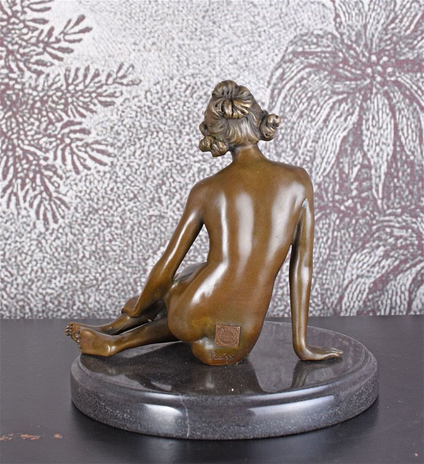 Femeie- statueta erotica pe soclu din marmura