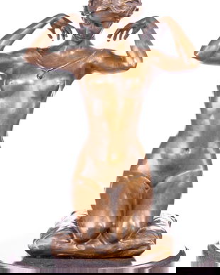 Femeie cu colier- statueta erotica pe soclu din marmura