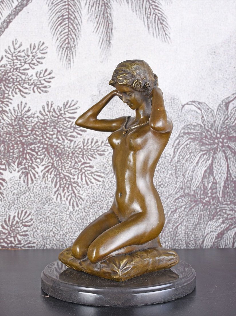 Femeie cu colier- statueta erotica pe soclu din marmura