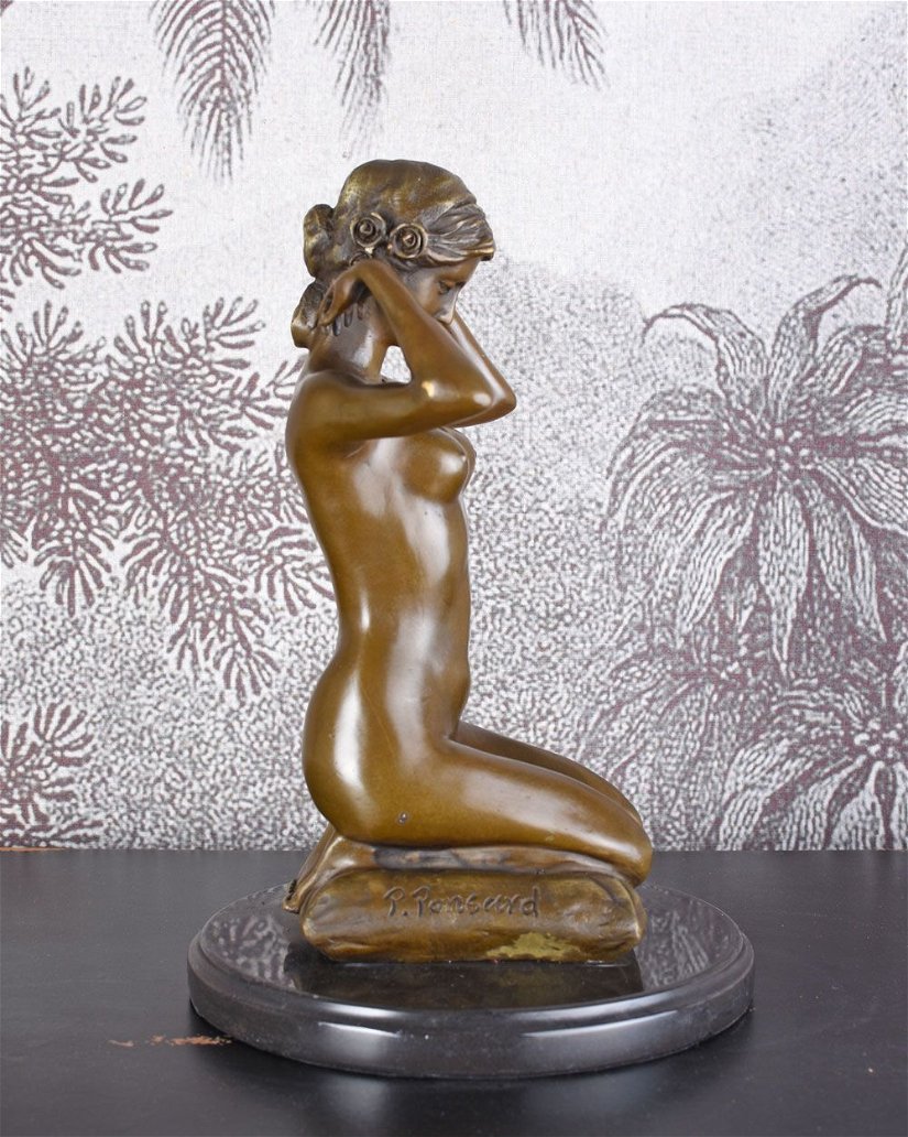 Femeie cu colier- statueta erotica pe soclu din marmura