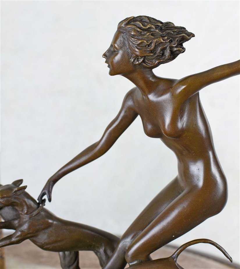 Zeita Diana cu ogarii - statueta din bronz pe soclu din marmura