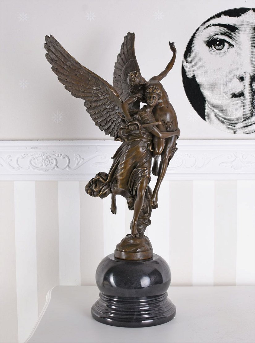 Justitia inaripata mare  - statueta din bronz pe soclu din marmura