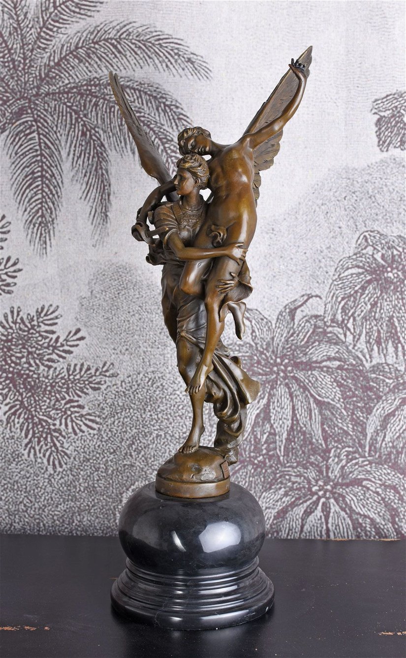 Justitia inaripata mare  - statueta din bronz pe soclu din marmura