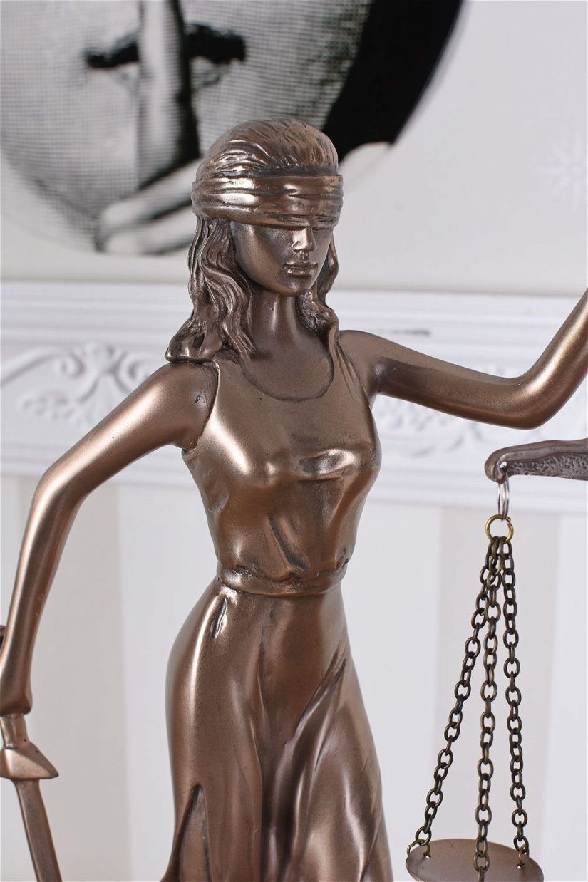 Justita - statueta din rasini cu un strat din bronz