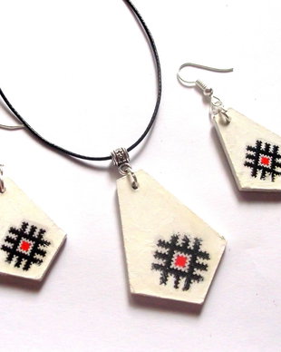 set bijuterii lemn cu motiv traditional 41415