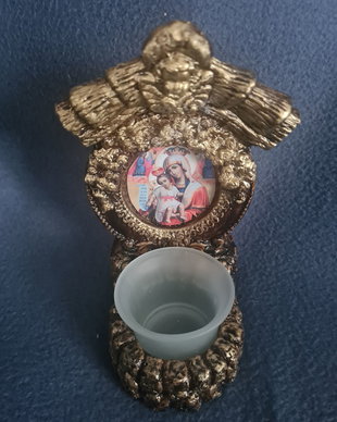 Candela masa si perete piatra