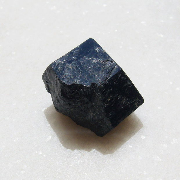 Turmalina neagra NATURALA bruta aprox 13.5x21x18 mm (aprox 9.4 g)