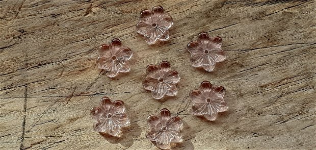Floricele roz transparent, gravate - 15 mm