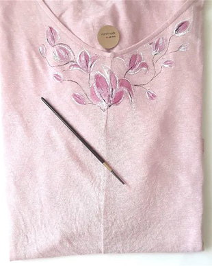 Tricou pictat manual cu magnolii