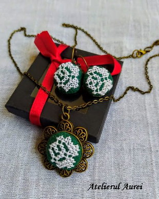 Set bijuterii cu broderie manuala