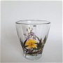 Ceasca din sticla decorata cu flori presate