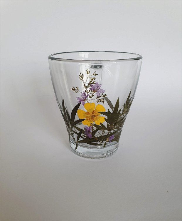 Ceasca din sticla decorata cu flori presate