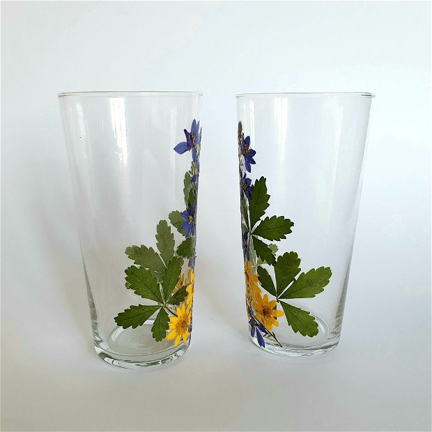 Set 2 pahare din sticla, pentru apa/racoritoare/ cocktail... decorate cu flori de camp presate.
