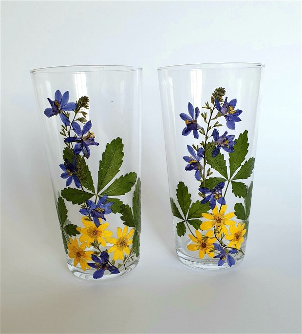 Set 2 pahare din sticla, pentru apa/racoritoare/ cocktail... decorate cu flori de camp presate.