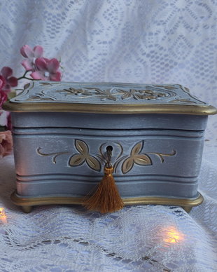 Cutie de bijuterii muzicala -Floare de colț