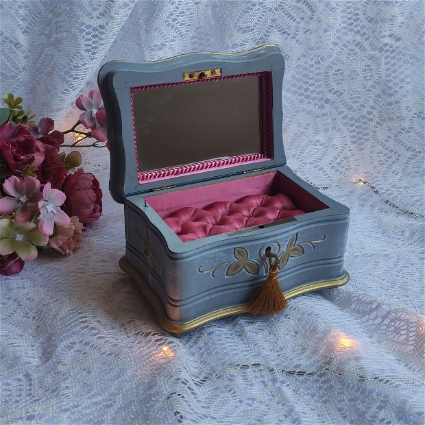 Cutie de bijuterii muzicala -Floare de colț