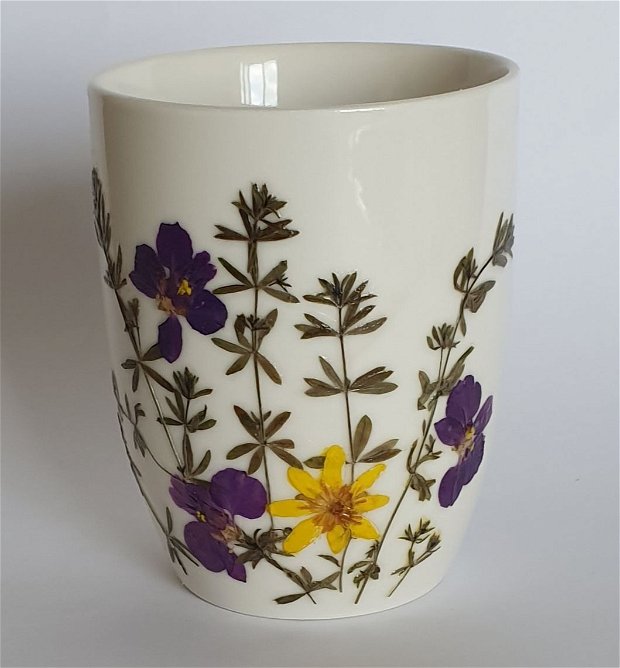Cana de ceramica decorata cu flori presate