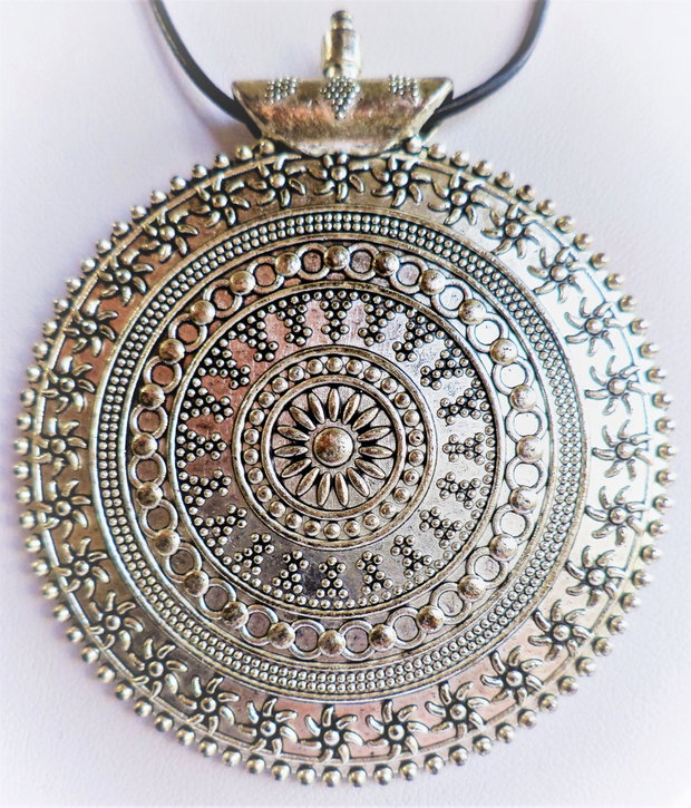 Colier handmade cu pandantiv din zamac argintat supradimensionat