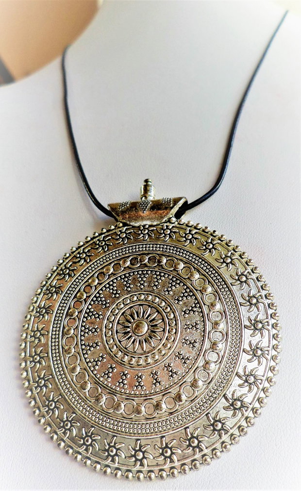 Colier handmade cu pandantiv din zamac argintat supradimensionat