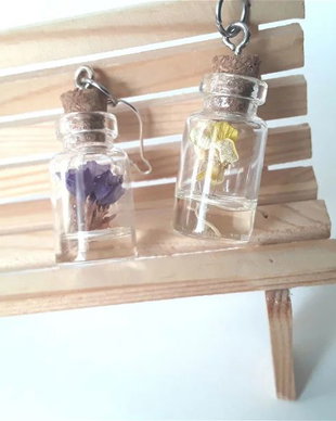 Cercei cu sticlute mici si flori naturale inserate